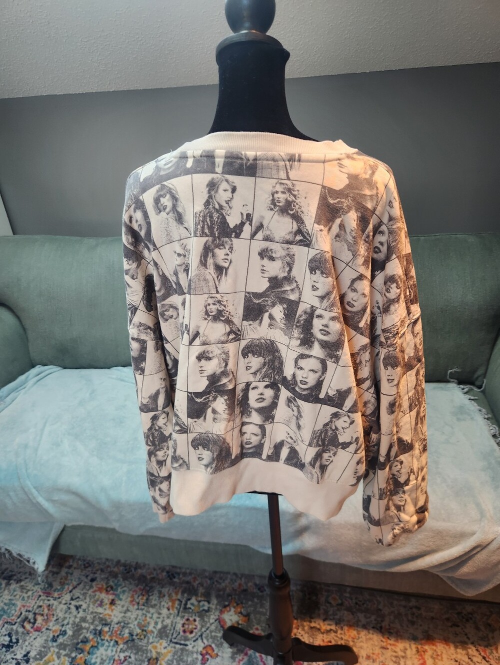 Taylor Swift Eras Tours Official Crewneck Sweatshirt - Black & Cream Large Good! - Picture 9 of 13